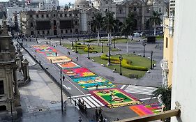 Departamento frente a palacio gobierno